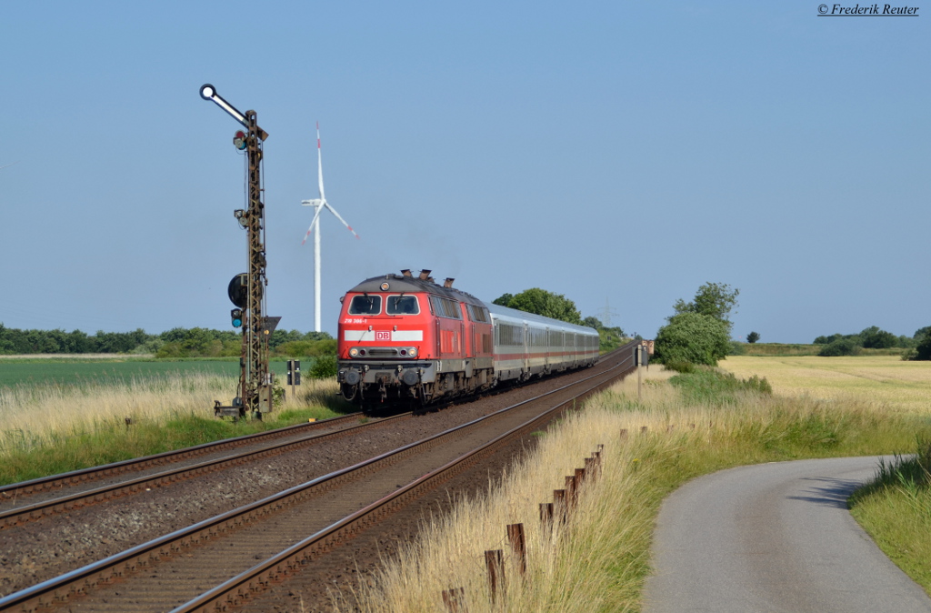 Nachdem der Block frei ist, dürfen IC 2311 Westerland - Stuttgart Hbf in Bahnhof Klanxbüll einfahren. 