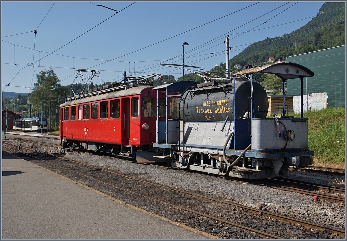 Nachdem der Dampfzug abgefahren ist warten der  Löschzug , bestehend aus dem Xe 2/2 N° 1, der jedoch entgegen seiner Bezeichnung nicht mehr motorisiert zu sein schient und der schiebende Bernina-Bahn ABe 4/4 N° 35 auf die Rückfahrt nach Chaulin.
1. Juli 2018 