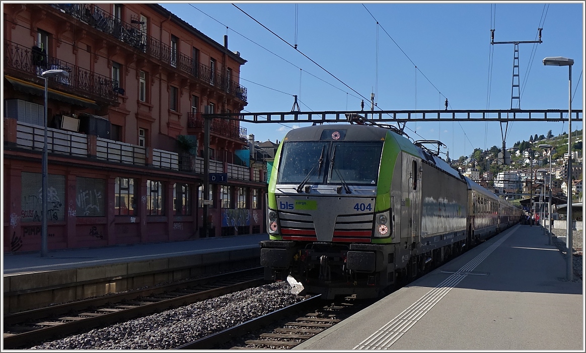 Nachdem einige Fahrgäste in Montreux ausgestiegen sind, geht die Fahrt des Zuges 5951 AKE Rheingold mit der Zuglok Re 475 404 Richtung Domodossola weiter.
13. April 2017