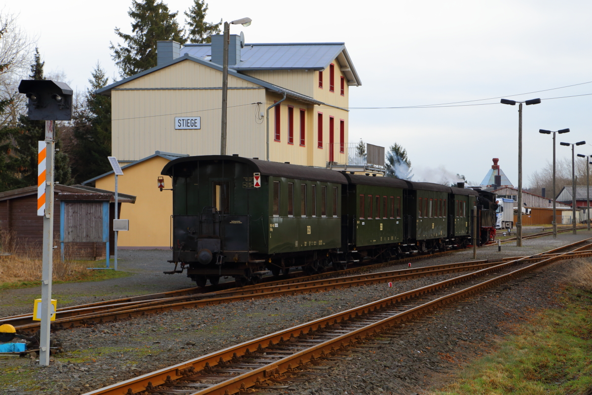 Nachdem er am 07.02.2016 die Wendeschleife in Stiege durchfahren hat, steht der IG HSB-Sonderzug, mit 99 5901 an der Spitze, wieder im Bahnhof, um die Fotografen einsteigen zu lassen. Danach wird die Fahrt in Richtung Quedlinburg fortgesetzt.