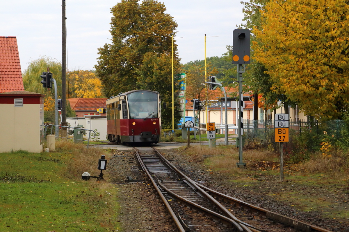 Nachdem er die Steigung von Alexisbad nach Harzgerode hinauf überwunden hat, überquert Triebwagen 187 015, am 23.10.2016 als P8982 aus Hasselfelde, jetzt den Harzgeroder Bahnübergang und fährt daraufhin in den Bahnhof der Stadt ein.