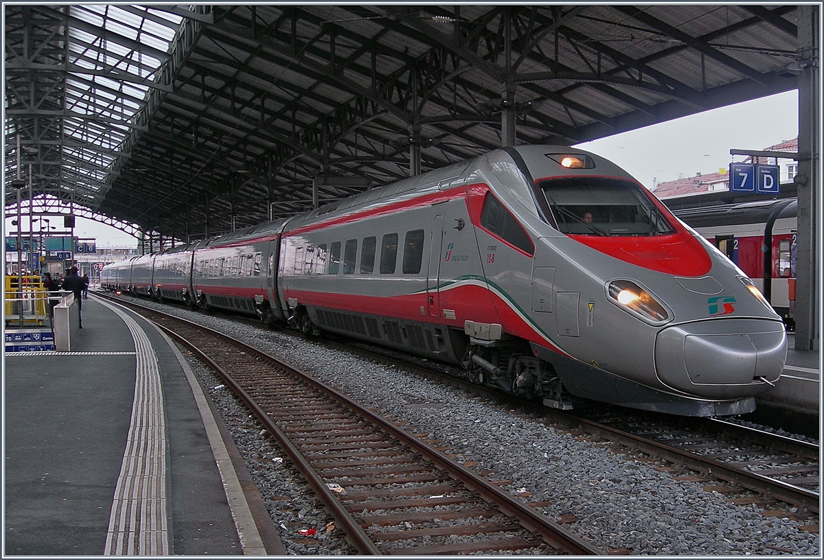 Nachdem der FS Trenitalia ETR 610 am Morgen als EC 35 nach Milano fuhr, kommt er hier als EC 34 wieder zurück. Das Bild zeigt den FS ETR 610 (UIC N° 93 85 5610 112-0 CH-TI) beim Halt in Lausanne am 6. Jan. 2018. 
