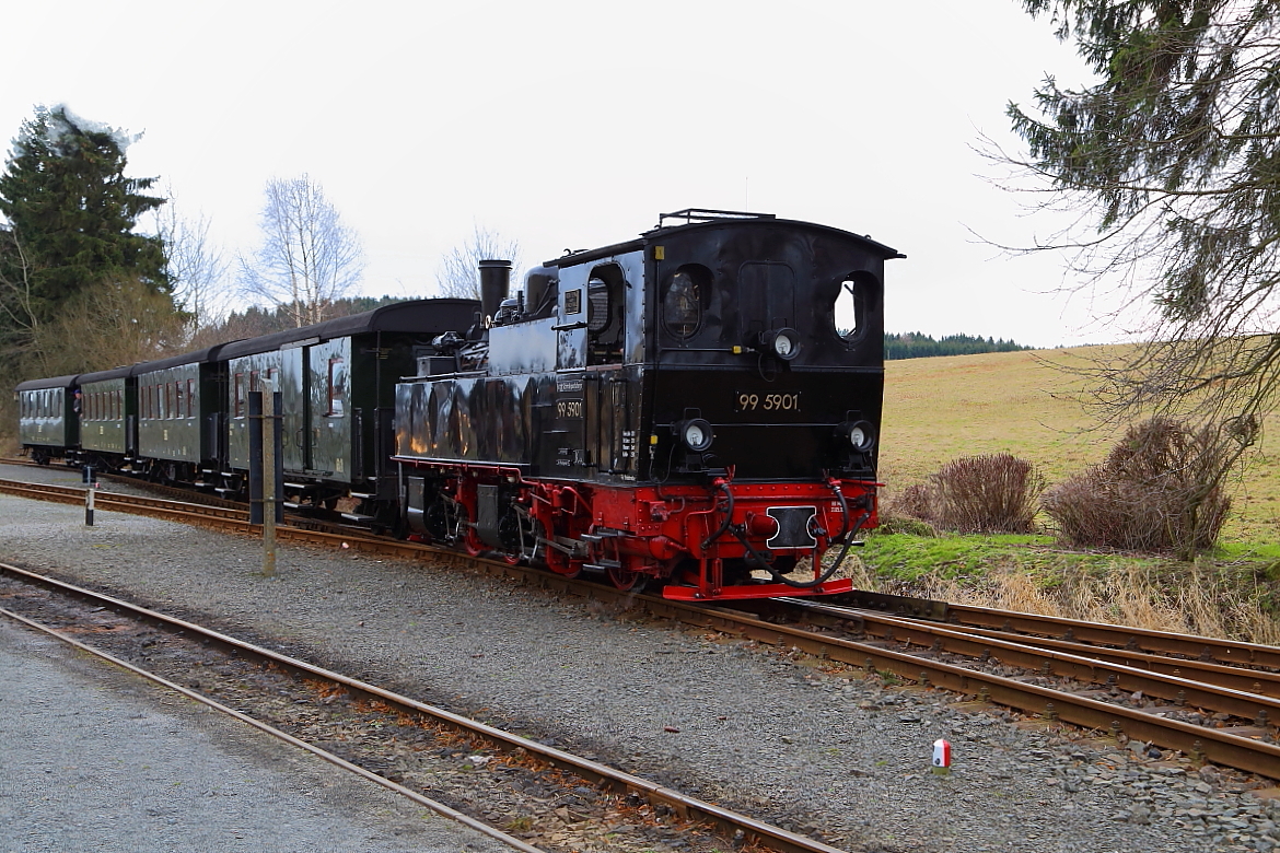 Nachdem der Großteil der Fahrgäste zum Fotografieren und Filmen ausgestiegen ist, setzt sich 99 5901 mit ihrem IG HSB-Sonderzug am 07.02.2016 im Bahnhof Stiege, wieder in Bewegung.