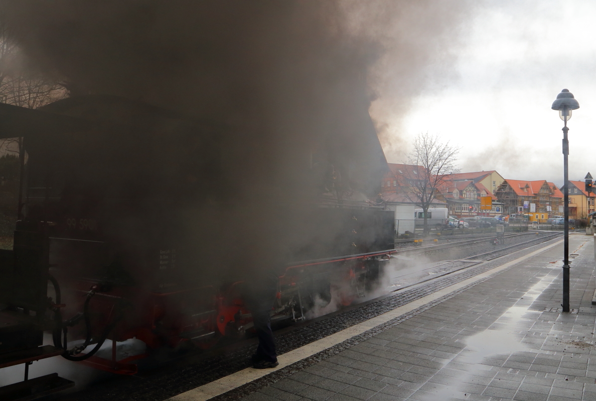 Nachdem der Heizer von 99 5901 für die kommende Bergfahrt mit einem IG HSB-Sonderzug zum Brocken, ein paar Kohlen aufgelegt hat, bekommt auch der Fotograf eine ordentliche  Duftprobe  ab ! ;-) (Aufnahme vom 05.02.2016 im Bahnhof Wernigerode)
