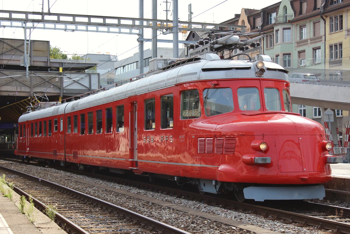 Nachdem ich am 2. September 2017 in Winterthur den Aargauer-Pfyl rein zufällig gesichtet habe, kam mir auch noch später  am gleichen Tag  (wieder) rein zufällig  der Roter Doppelpfeil vor der Linse! Offensichtlich war die SBB RAe 4/8 Nr. 1021 nicht auf einer Brunchfahrt unterwegs, sodass es eine private Fahrt sein könnte. Nach einem ca. 5 minütigen Halt auf Gleis 8 fuhr der  Churchill-Pfeil  weiter auf Extrafahrt. 