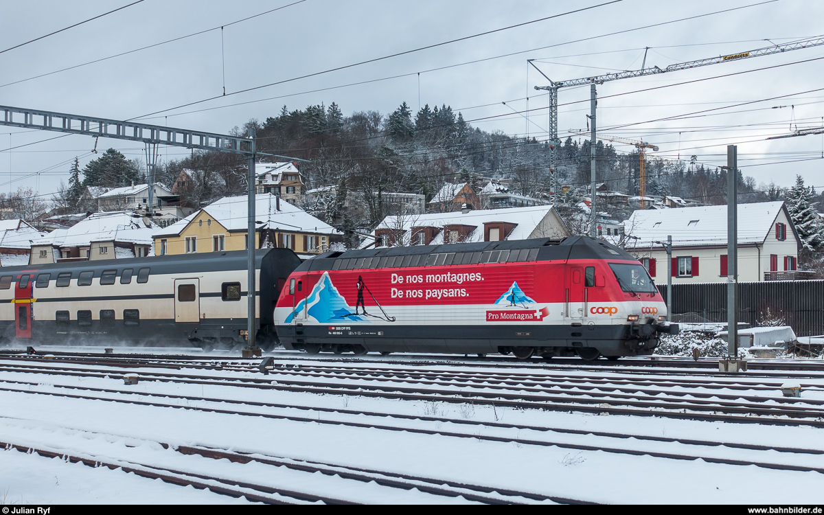 Nachdem ich die Lok gestern in Bassersdorf verpasst habe, hat es heute zufällig doch noch ein Bild gegeben.<br>
Re 460 065 mit Werbung für Pro Montagna mit einem IC 1 Genève Aéroport - St. Gallen am 18. Dezember 2017 bei der Durchfahrt in Winterthur Grüze.