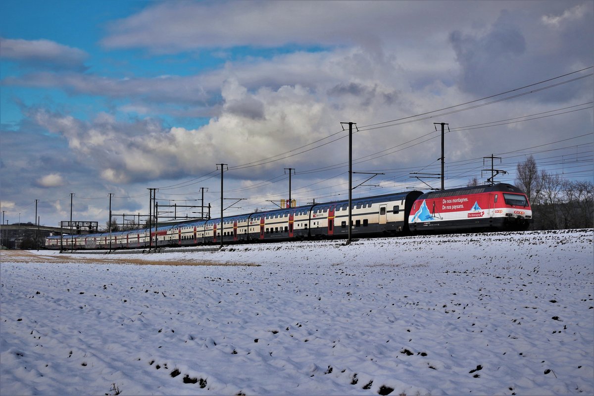 Nachdem die Lok gestern im Bahnhof Bassersdorf schlecht zum fotografieren liess und Julian die Lok verpasst hat, traf ich zufällig nochmals auf die Lok.

SBB Re 460 065 mit Werbung für Pro Montagna mit einem IC 1 von St. Gallen - Genève Aéroport am 18. Dezember 2017 bei Bassersdorf.