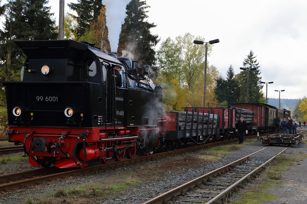 Nachdem nun am 23.10.2016, im Bahnhof Stiege, 99 6001 mit den Güterwagen des IG HSB-Sonder-PmG`s vereinigt ist, macht der Zugführer einen abschließenden Kontrollgang. Danach wird der Güterug in Richtung Gernrode abfahrbereit gemeldet.