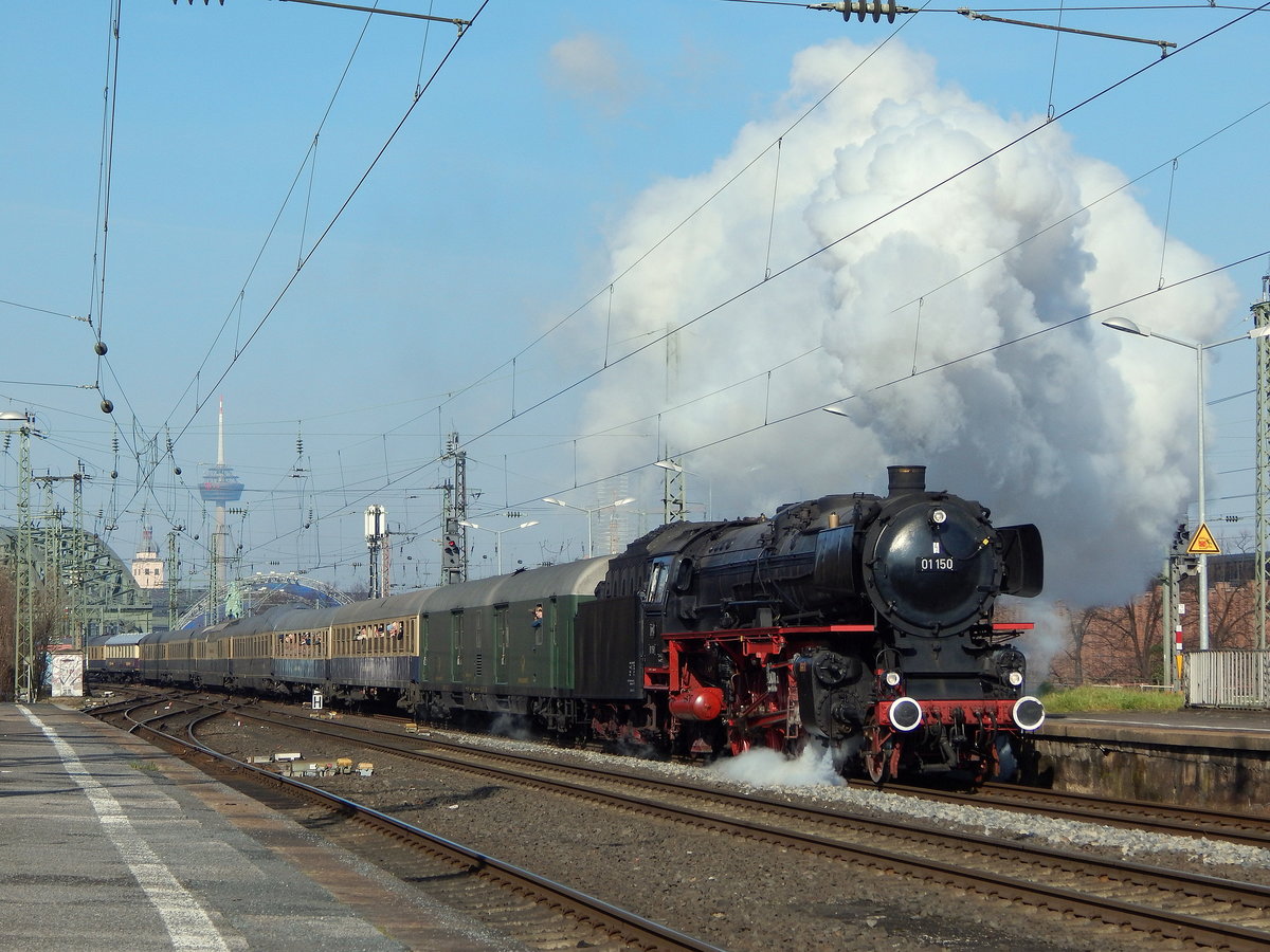 Nachdem das Pfeifen der 01 150 durch ganz Köln schallte, kam die 01 150 mit 30min Verspätung mit dem Sonderzug nach Aschaffenburg durch Köln Deutz gefahren. Durch den Pfiff zog die 01 150 viele Augen auf sich.

Köln Deutz 26.03.2016