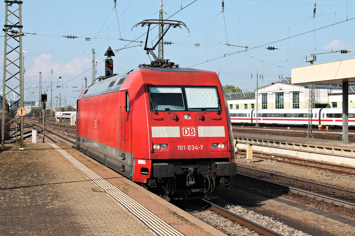 Nachdem die Re 4/4 11111 den EC 6 (Chur HB/Zürich HB - Hamburg Altona) am 04.10.2014 nach Basel brachte, rangiert nun die Hamburgerin 101 034-7 an den Wagenpark um den Zug dann bis zum Endbahnhof zu bringen.