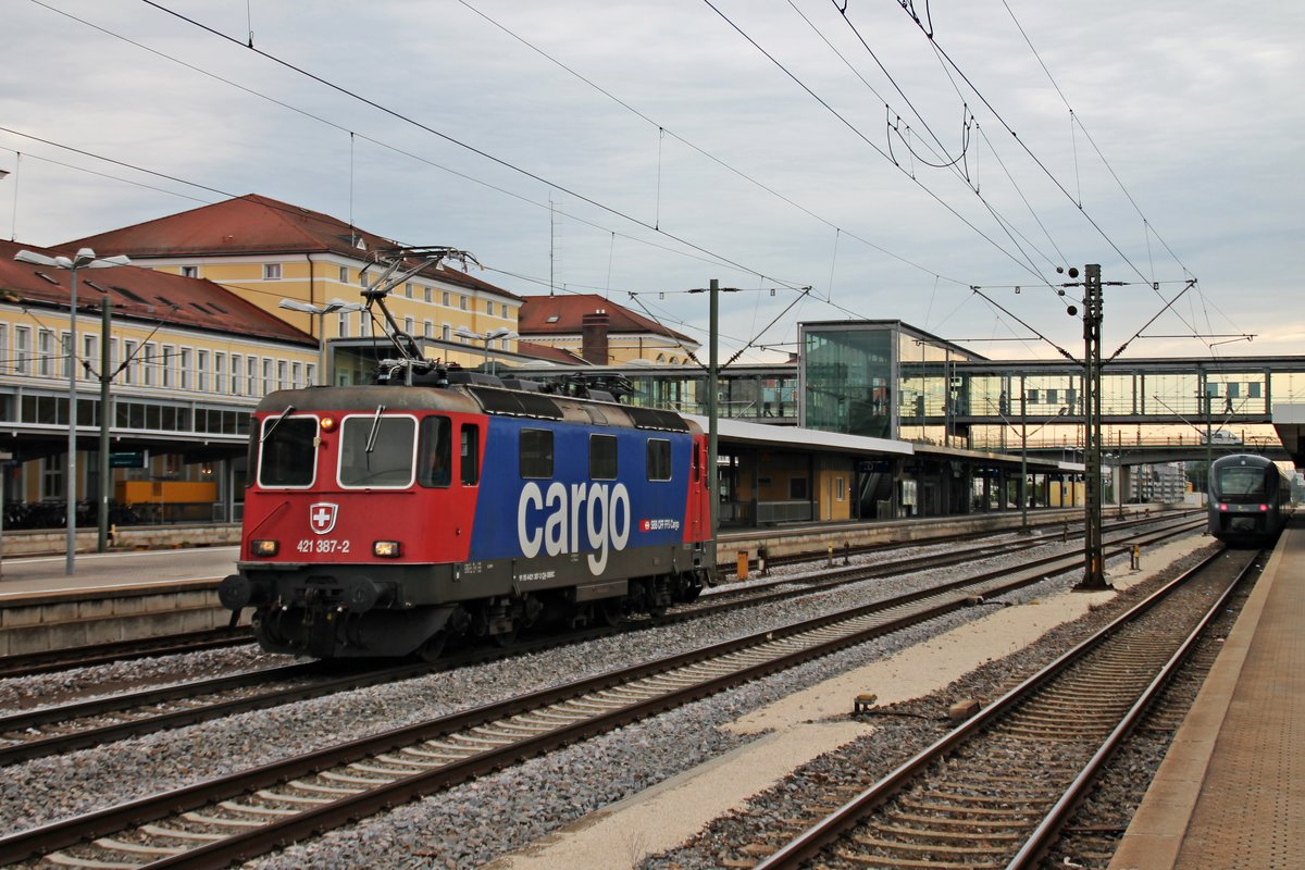 Nachdem die SBB Cargo/TXL Re 421 387-2 am 28.08.2015 ihren Autozug in Regensburg Ost abstellte, fuhr sie als Lokzug erneut durch den Hauptbahnhof von Regensburg in Richtung Abstellgleis im nördlichen Vorfeld.