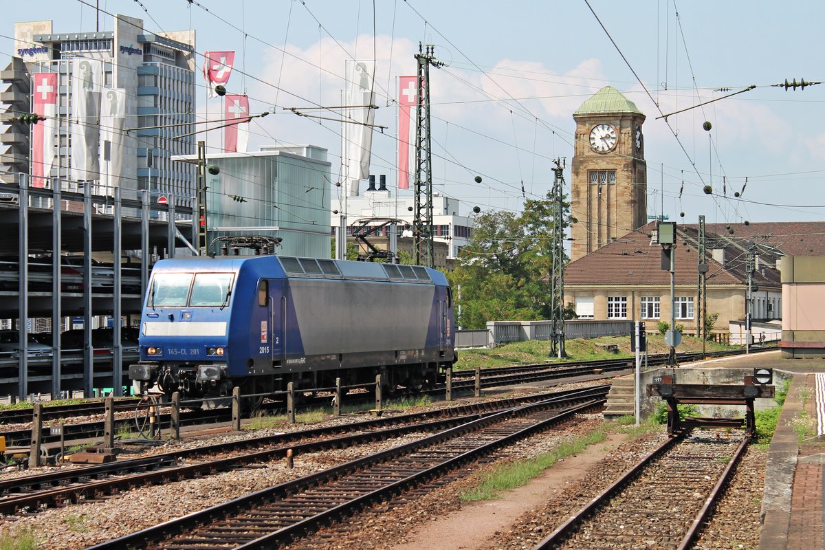 Nachdem sich die RHC 2015 (145-CL 201/145 097-2) seit dem Morgen des 11.08.2015 im nördlichen Vorfeld von Basel Bad Bf ausruhte, fuhr sie am Mittag wieder durch den Bahnhof in Richtung Rangierbahnhof Muttenz, um dort einen Kesselzug in Richtung Norden zu bespannen.
