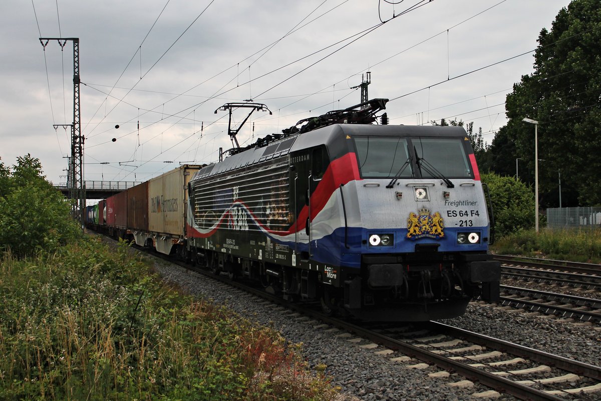 Nachdem sie von einem ICE überholt wurde, fuhr am 09.06.2015 die MRCE/ERSR ES 64 F4-213 (189 213-2)  Linked by Rail  mit einem Containerzug aus Rotterdam weiter vom Überholgleis in Müllheim (Baden) gen Basel.