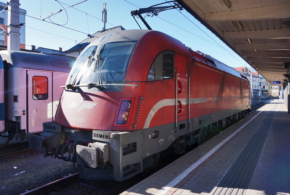 Nachdem sie zuvor den EC 213  Mimara  (Zagreb Glavni kol. - Frankfurt (M) Hbf) von Dobova nach Villach brachte, fährt die 541-003 der SŽ nun in Richtung Abstellgleis.
Aufgenommen am 11.2.2016