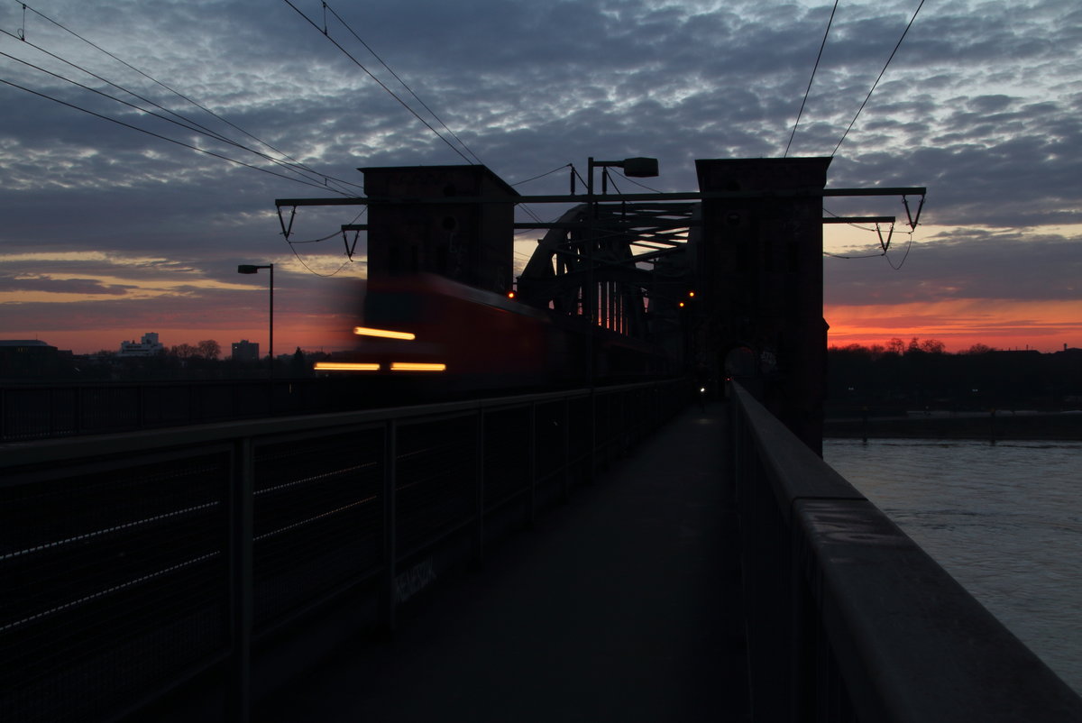 Nachdem die Sonne dann untergangen war färbte sich der Himmel in ein leuchtendes rot.

Köln Südbrücke, 15. Februar 2017