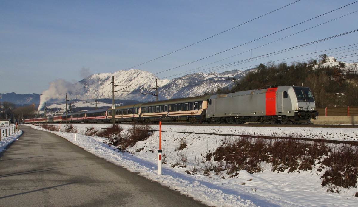 Nachdem der Zug AE 13497 von Brüssel in Wörgl geteilt wurde, ist die 185 679-8 Railpool nach Bischofshofen unterwegs. Hier kurz nach der Ausfahrt Wörgl bei Bruckhäusel am Samstagmorgen des 6.2.2016.