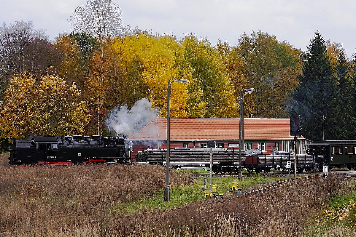 Nachdem zwei Triewagen den Bahnhof Stiege passiert haben, kann jetzt 99 7247 mit ihrem Sonder-PmG der IG HSB, am 20.10.2013 unterwegs von Wernigerode nach Gernrode, in die Stieger Wendeschleife einfahren.