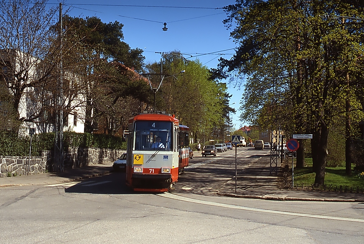 Nachfolger der MLNRV 1 der Straßenbahn Helsinki waren die zwischen 1983 und 1987 beschafften MLNRV 2, die sich optisch wenig von ihren Vorgängern unterschieden, allerdings eine moderne Fahrzeugsteuerung besaßen. MLNRV 2 71 kommt im Mai 1988 an der Endhaltestelle der Linie 4 an.