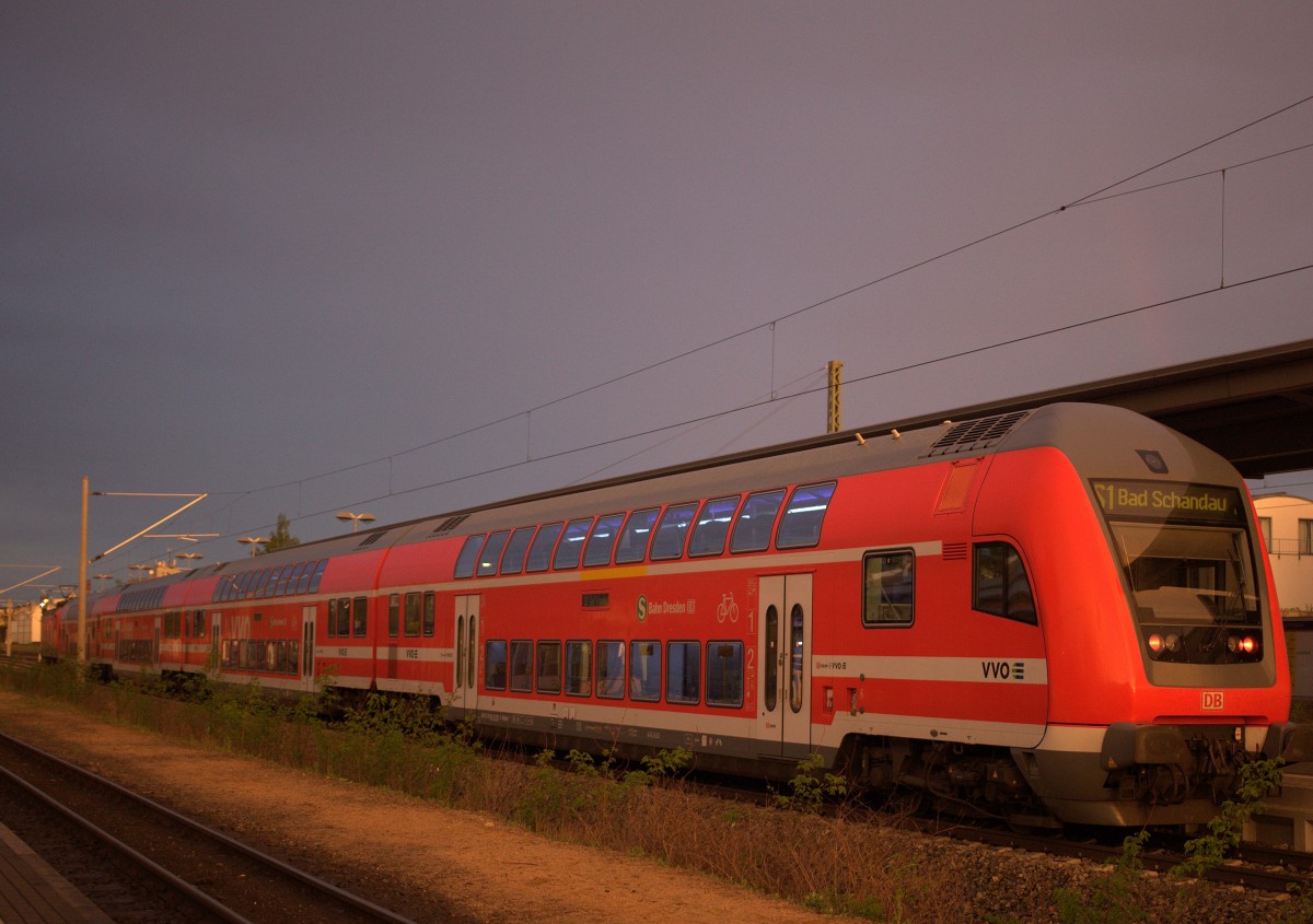 Nachgewitterstimmung, leider verblasste der Regenbogen zu schnell, ein Zug der Linie S1 bummelt der streikbedingten Sonderfahrplan in Radebeul Ost ab. 05.05.2015 20:26 Uhr.