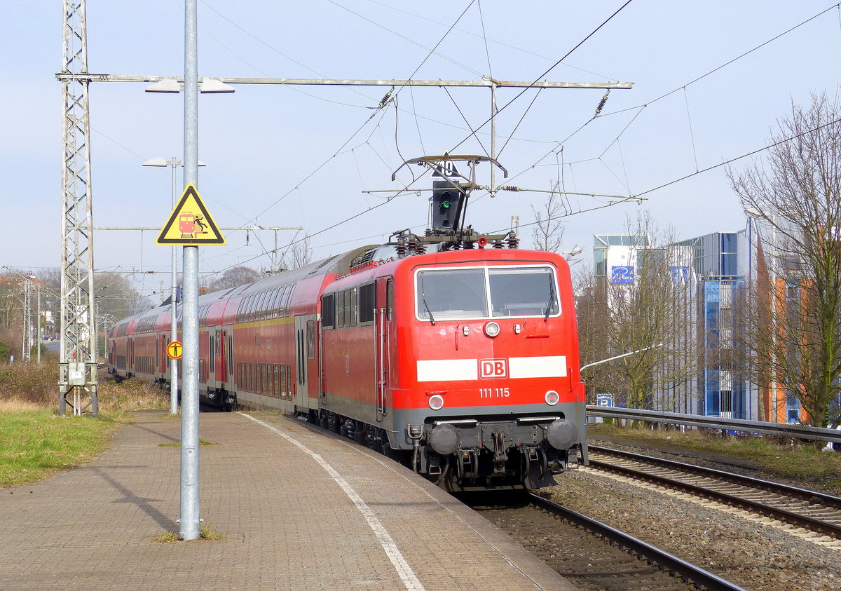 Nachschuss von der 111 115 DB schiebt den RE4 aus Aachen-Hbf nach Dortmund-Hbf und kommt aus Richtung Aachen-Hbf,Aachen-Schanz,Aachen-West,Laurensberg,Richterich,Kohlscheid,Herzogenrath,Palenberg,Zweibrüggen,Frelenberg,Geilenkirchen,Süggerath,Lindern, Brachelen,Hückelhoven-Baal,Baal,Erkelenz,Herrath,Beckrath,Wickrath,Rheydt und fährt dann weiter in Richtung Mönchengladbach,Neuss. Aufgenommen vom Bahnsteig 2 in Rheydt-Hbf. 
Bei Sonnenschein am Kalten Mittag vom 17.2.2018.