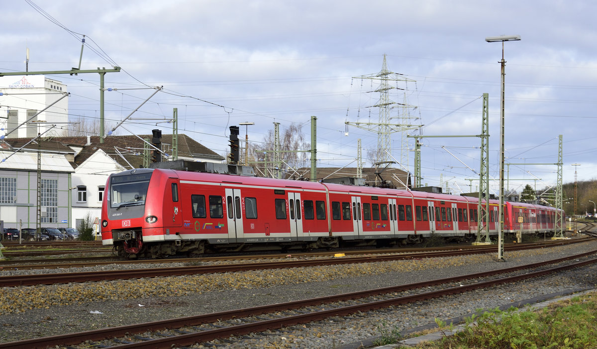 Nachschuß 425 061-9 als RB 33 der Rhein-Niers-Bahn, auf der KBS 485 in Herzogenrath am 24.1.2018 auf den Weg nach Duisburg