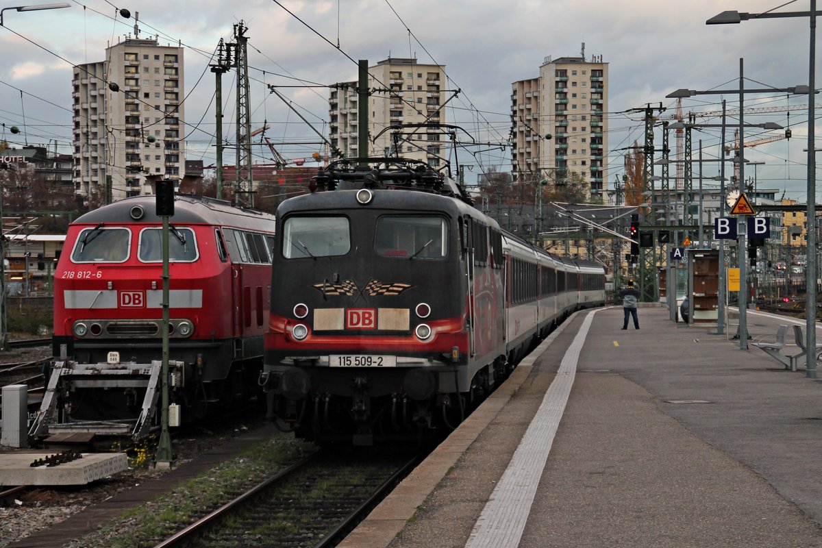 Nachschuss am 06.11.2015 auf 115 509-2  80 Jahre Auto im Zug , welche an 218 812-6 (ex. 218 188-1) vorbei, ihren Gäubahn-IC ins BW Rosenstein aus dem Hauptbahnhof von Stuttgart schob.
