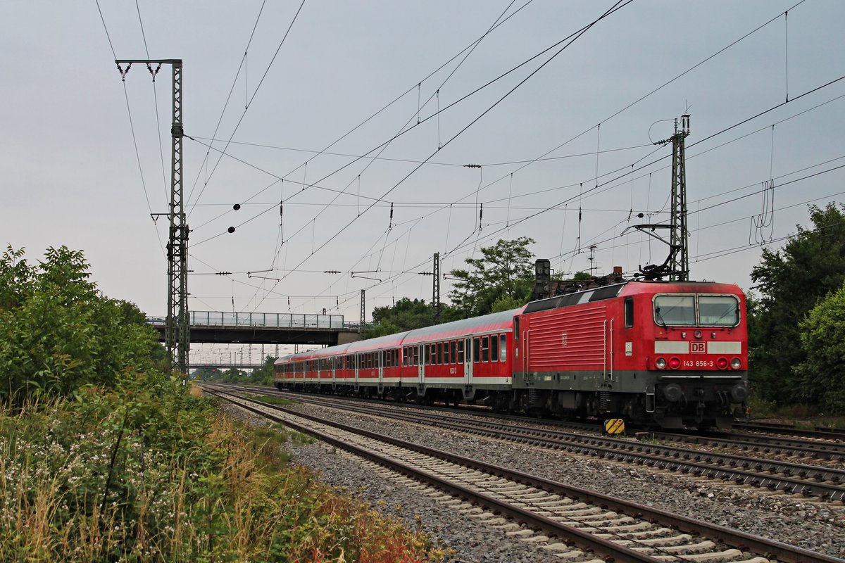 Nachschuss am 10.06.2015 auf die Freiburger 143 856-3  Hinterzarten , als sie eine RB (Basel Bad Bf - Offenburg) als Ersatz für eine ausgefallene Freiburger 111er aus dem Bahnhof von Müllheim (Baden) schob.