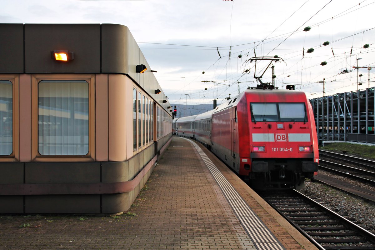 Nachschuss am 13.01.2016 auf 101 004-0, welche am Zugende vom ICE-Ersatzzug mit 101 054-5 hing, als sie von Gleis 2 aus dem Badischen Bahnhof von Basel in Richtung Zielbahnhof Basel SBB fuhren.