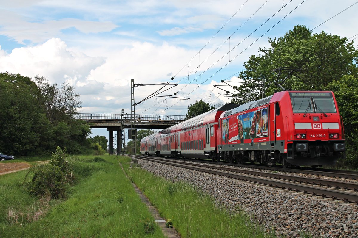 Nachschuss am 13.05.2017 auf die Freiburger 146 229-0  Europa Park , als sie ihre RB (Neuenburg (Baden) - Freiburg (Brsg) Hbf) in Richtung ihres nächsten Zwischenhalt in Buggingen schob.