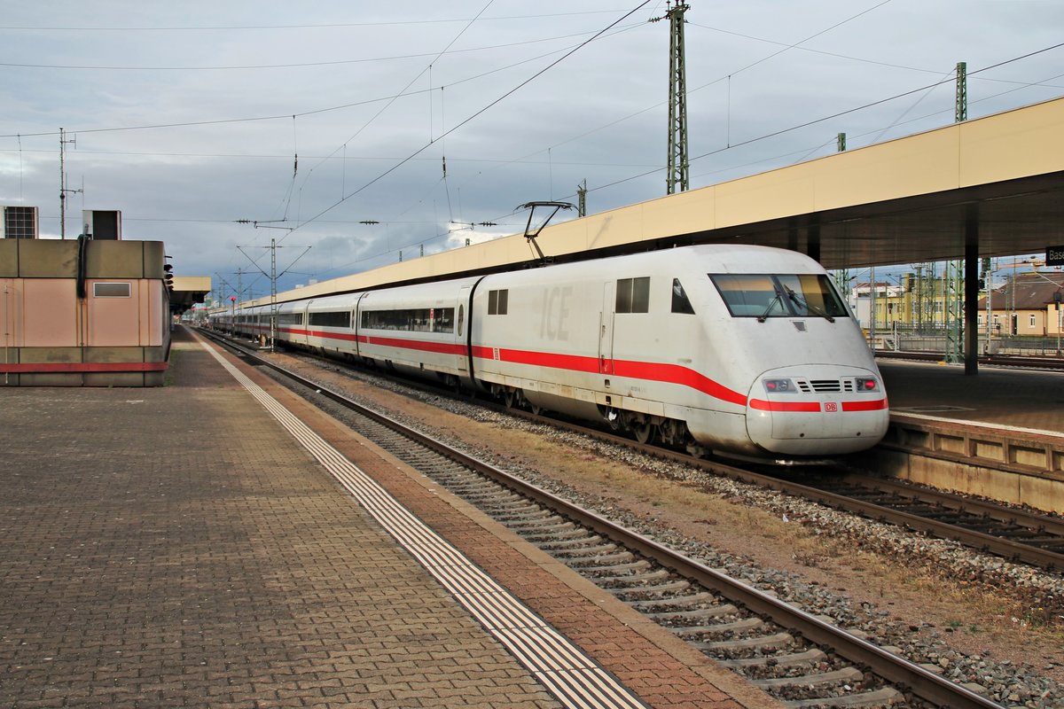 Nachschuss am 17.11.2015 auf 401 051-8/401 519-4  Osnabrück, als dieser als ICE 70 (Basel SBB - Hamburg Altona) an den Bahnsteig vom Badischen Bahnhof von Basel rollte.
