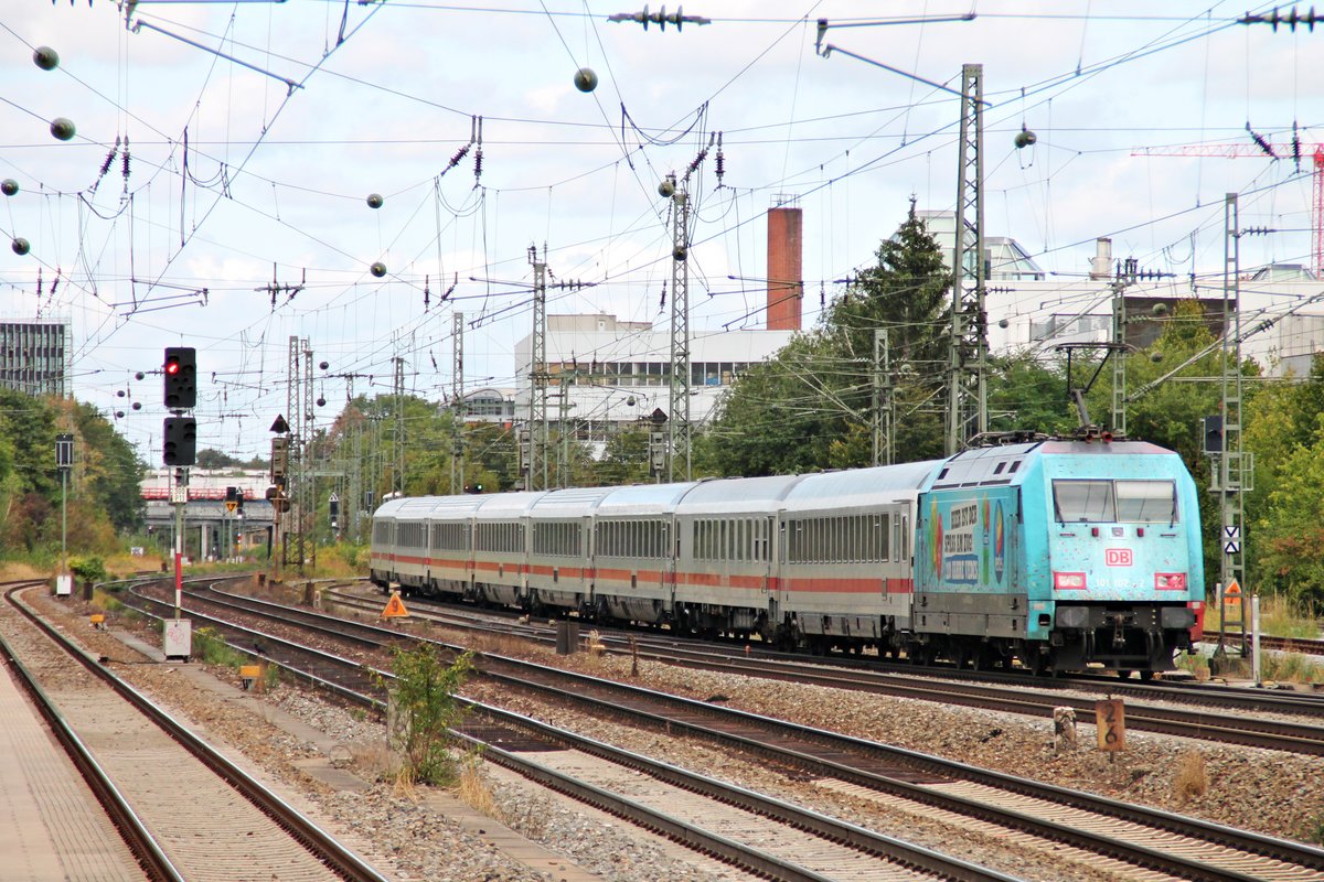 Nachschuss am 25.08.2015 auf 101 102-2  110 Jahre VEDES , als sie ihren EuroCity durch München Heimeranplatz in Richtung Hauptbahnhof schiebte.