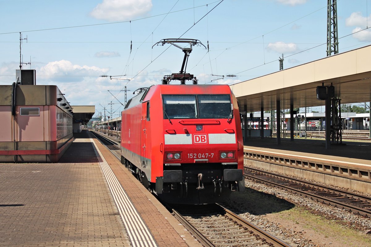 Nachschuss am Nachmittag des 08.07.2015 auf 152 047-7, als sie als Lokzug (Muttenz - BW Haltingen) durch den Badischen Bahnhof von Basel fuhr, nachdem sie einen Güterzug in die Schweiz gebracht hatte.