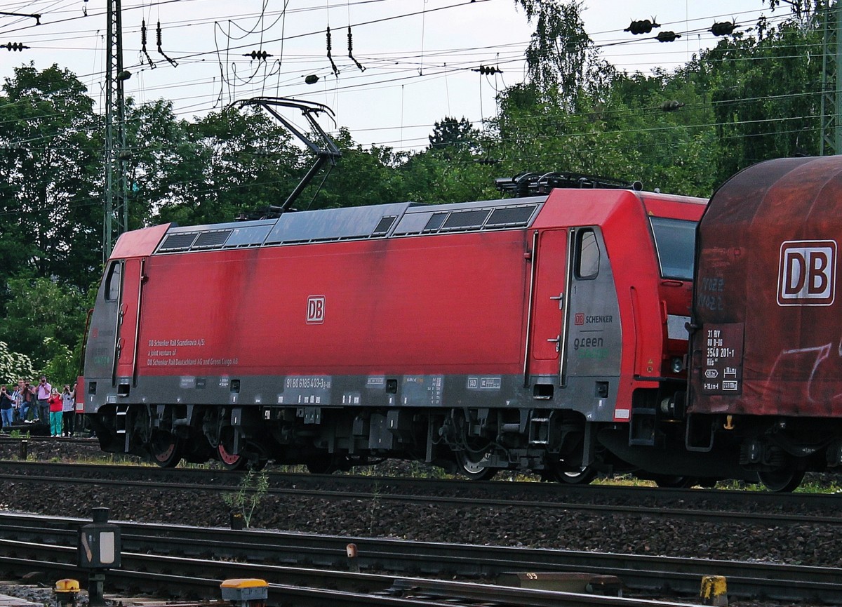 Nachschuss au 185 403-3, als sie am 08.06.2013 mit einem gemischten Gterzug durch Koblenz-Ltzel fuhr.