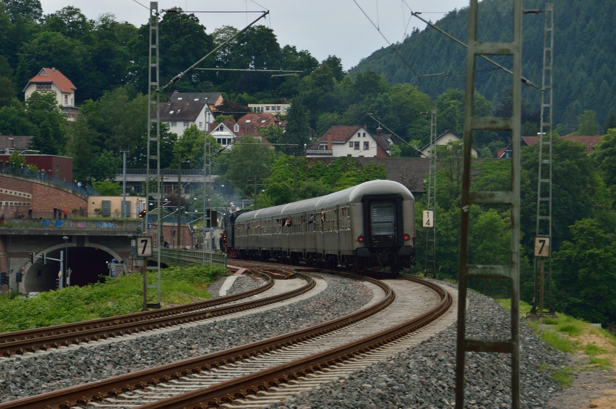 Nachschuß auf den von der 01 202 gezogenen Sonderzug aus Heilbronn nach Neustadt Weinstraße auf der Neckarbrücken bei Kleingemünd. 29.5.2014
