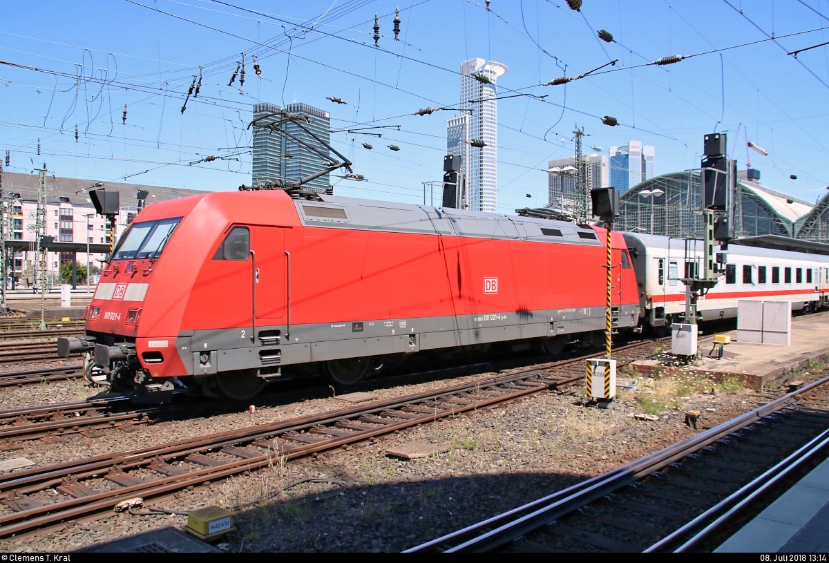 Nachschuss auf 101 021-4 als IC 2339 (Linie 26) nach Karlsruhe Hbf, der in seinem Startbahnhof Frankfurt(Main)Hbf abweichend auf Gleis 12 bereitgestellt wird.
[8.7.2018 | 13:14 Uhr]