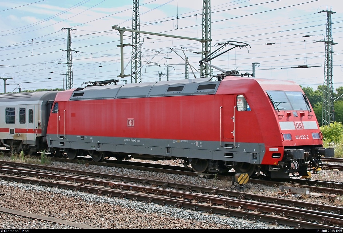 Nachschuss auf 101 022-2 als IC 1268 (Linie 60) von München Hbf nach Karlsruhe Hbf, der Stuttgart Hbf auf Gleis 8 verlässt.
[16.7.2018 | 11:15 Uhr]