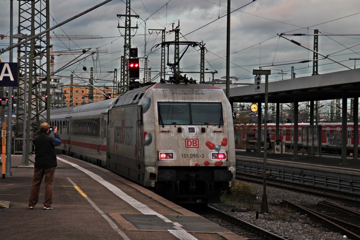 Nachschuss auf 101 050-3  50 Jahre jugend forscht , welche am 06.11.2015 ihren InterCity aus dem Stuttgarter Hauptbahnhof schob.