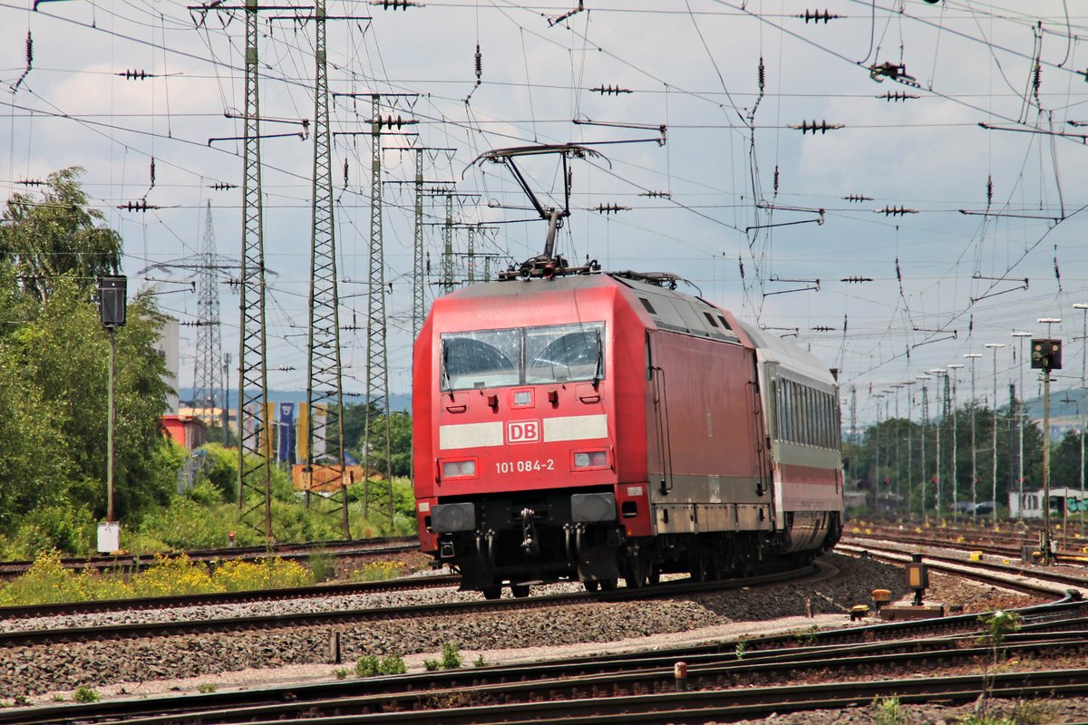 Nachschuss auf 101 084-2, als diese am 18.06.2016 ihren InterCity am Rangierbahnhof von Koblenz Lüttezl in Richtung Weißenthurm schob.