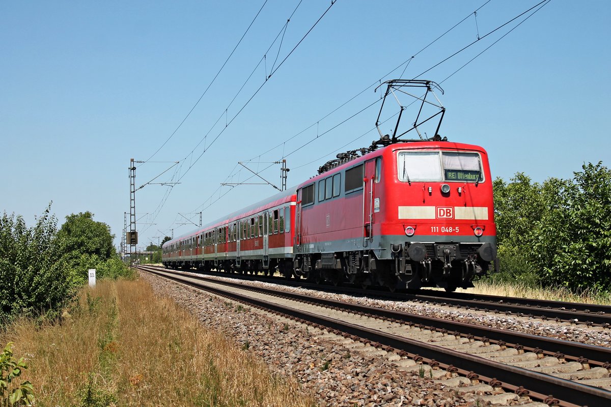 Nachschuss auf 111 048-5 am 10.07.2015, als sie bei Hügelheim auf der KBS 703 ihre RB (Neuenburg (Baden) - Offenburg) in Richtung Freiburg schiebte.