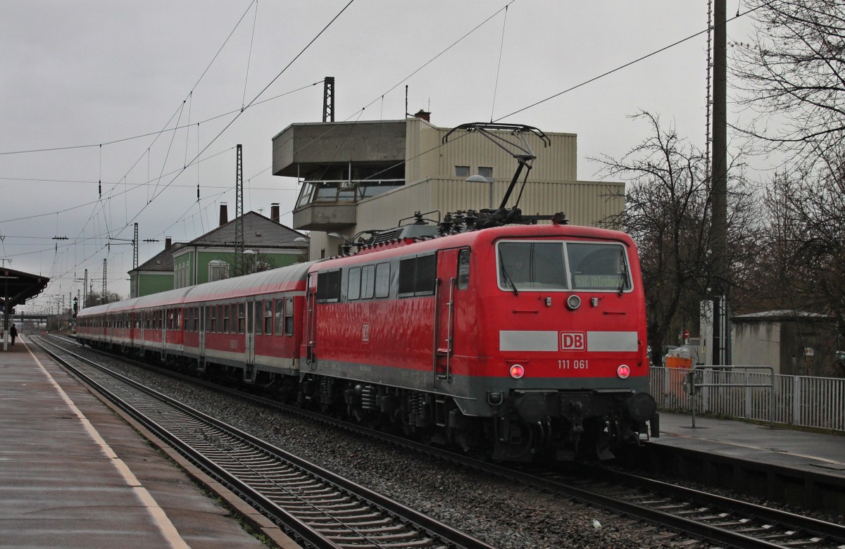 Nachschuss auf 111 061 mit RB 26574 (Basel Bad Bf - Offenburg) in Müllheim (Baden) am 28.02.2014 gen Norden.