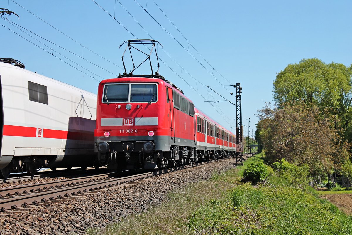 Nachschuss auf 111 062-6  Neuenburg am Rhein  am 05.05.2016, als sie bei Scherzingen ihre RB (Neuenburg (Baden) - Offenburg) in Richtung Schallstadt schob.