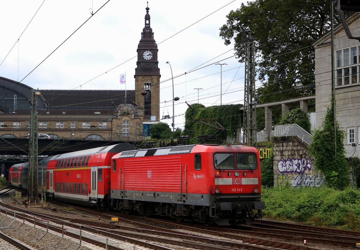 Nachschuss auf 112 143 als RE 21071 (RE7) von Flensburg, der seinen Endbahnhof Hamburg Hbf erreicht. [29.7.2017 - 14:15 Uhr]