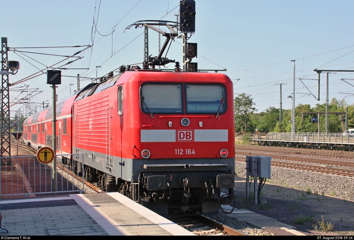 Nachschuss auf 112 164 der Elbe-Saale-Bahn (DB Regio Südost) als RB 16410 (RB40) von Burg(Magdeburg) nach Braunschweig Hbf, die Magdeburg Hbf auf Gleis 8 verlässt.
[7.8.2018 | 9:36 Uhr]