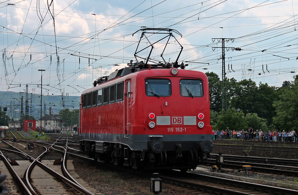 Nachschuss auf die 115 152-1, als sie am 08.06.2013 auf der Fahrzeugparade des Sommerfestes vom DB Museum Koblenz-Ltzel fuhr.