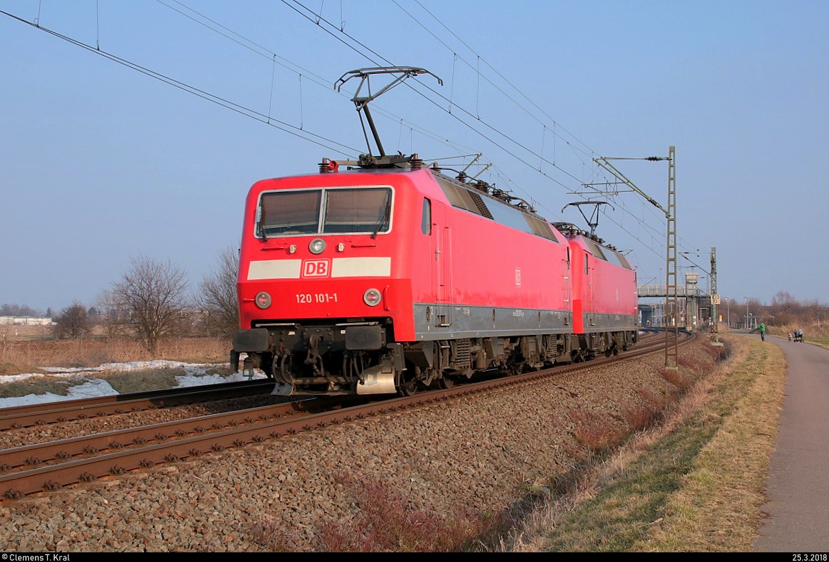 Nachschuss auf 120 101-1 und 120 102-9 als Lokzug, die in Schkeuditz West auf der Bahnstrecke Magdeburg–Leipzig (KBS 340) Richtung Leipzig fahren. [25.3.2018 | 17:50 Uhr]