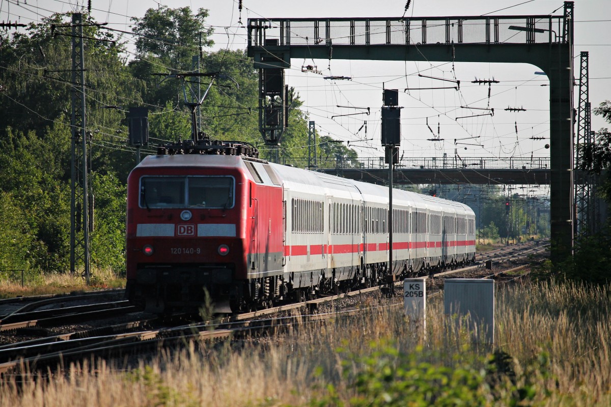 Nachschuss auf 120 140-9, als sie am frühen Morgen des 15.07.2014 mit dem IC 2265 (Basel Bad Bf - München Hbf) durch den Bahnhof von Orschweier gen Lahr (Schwarzw) fuhr.
