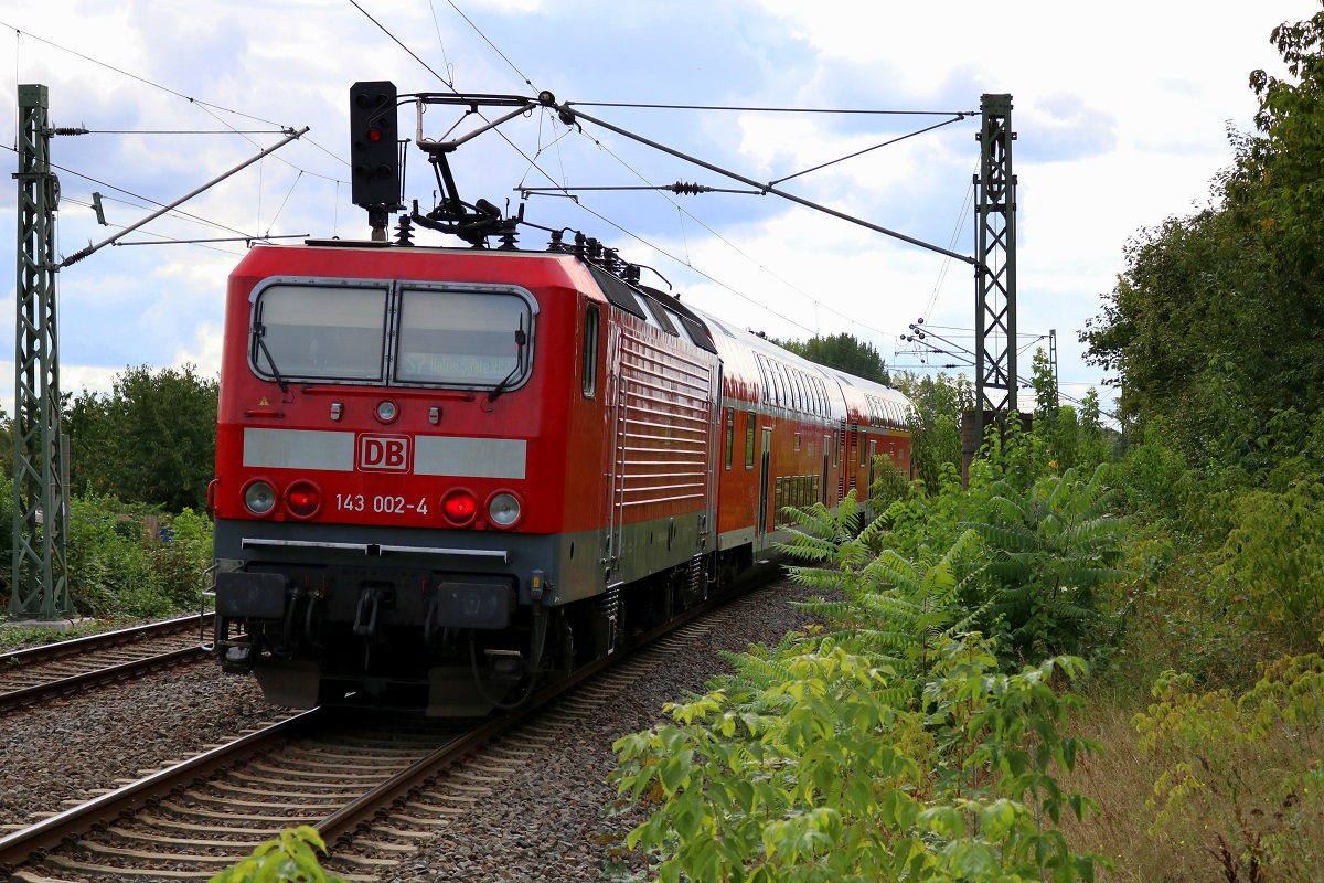 Nachschuss auf 143 002-4 der S-Bahn Mitteldeutschland (DB Regio Südost) als S 37737 (S7) von Halle-Nietleben nach Halle(Saale)Hbf Gl. 13a, die den Hp Halle Zscherbener Straße auf der Bahnstrecke Merseburg–Halle-Nietleben (KBS 588) verlässt. [10.9.2017 | 13:28 Uhr]