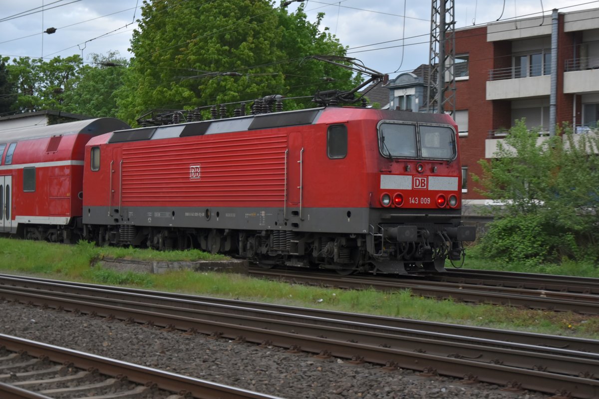 Nachschuß auf die 143 009 die am Abend des 24.4.2018 mit einem RE27 in Rheydt Hbf einfahrend zu sehen ist. Bald hat sie ihre Ziel Mönchengladbach Hbf erreicht.