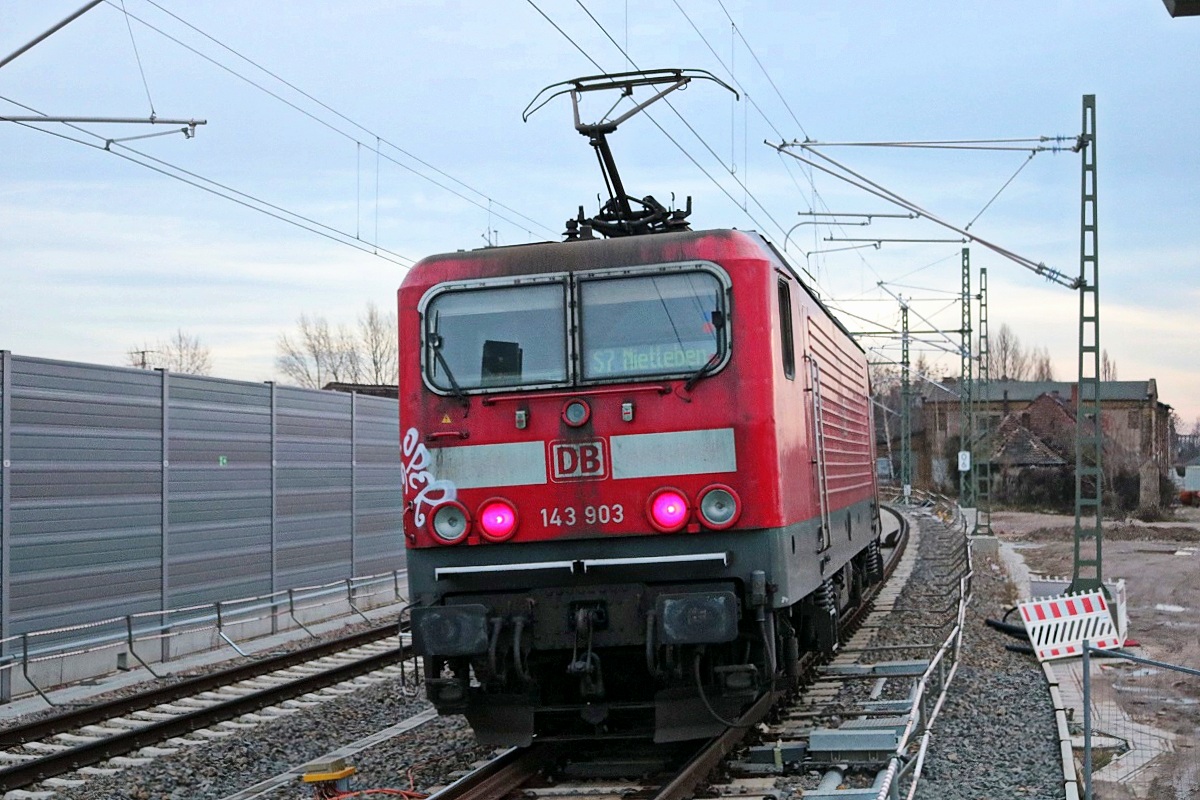 Nachschuss auf 143 903 der S-Bahn Mitteldeutschland (DB Regio Südost) als S 37744 (S7) nach Halle-Nietleben, die ihren Startbahnhof Halle(Saale)Hbf Gl. 13a verlässt. [27.12.2017 | 15:51 Uhr]