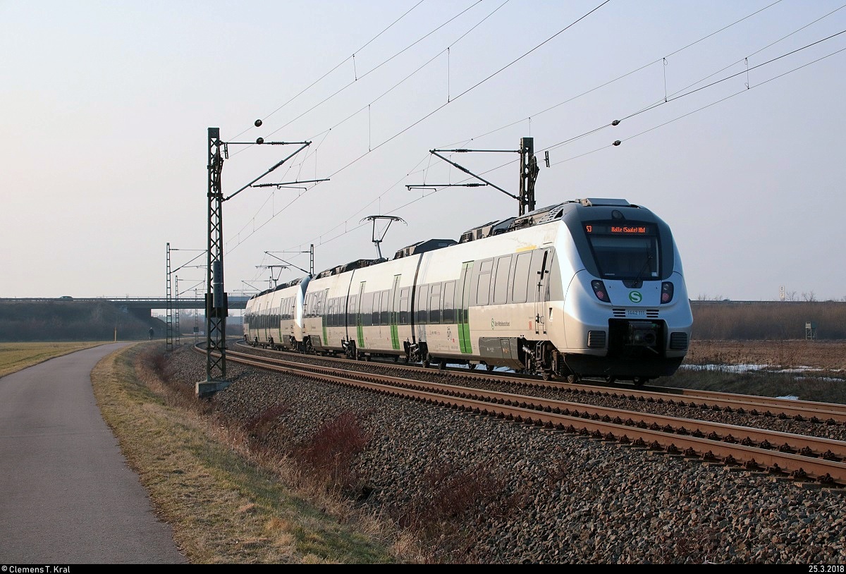 Nachschuss auf 1442 111 und 1442 618 (Bombardier Talent 2) der S-Bahn Mitteldeutschland (DB Regio Südost) als S 37354 (S3) von Leipzig-Connewitz nach Halle(Saale)Hbf, die in Schkeuditz West auf der Bahnstrecke Magdeburg–Leipzig (KBS 340) fahren. [25.3.2018 | 17:53 Uhr]